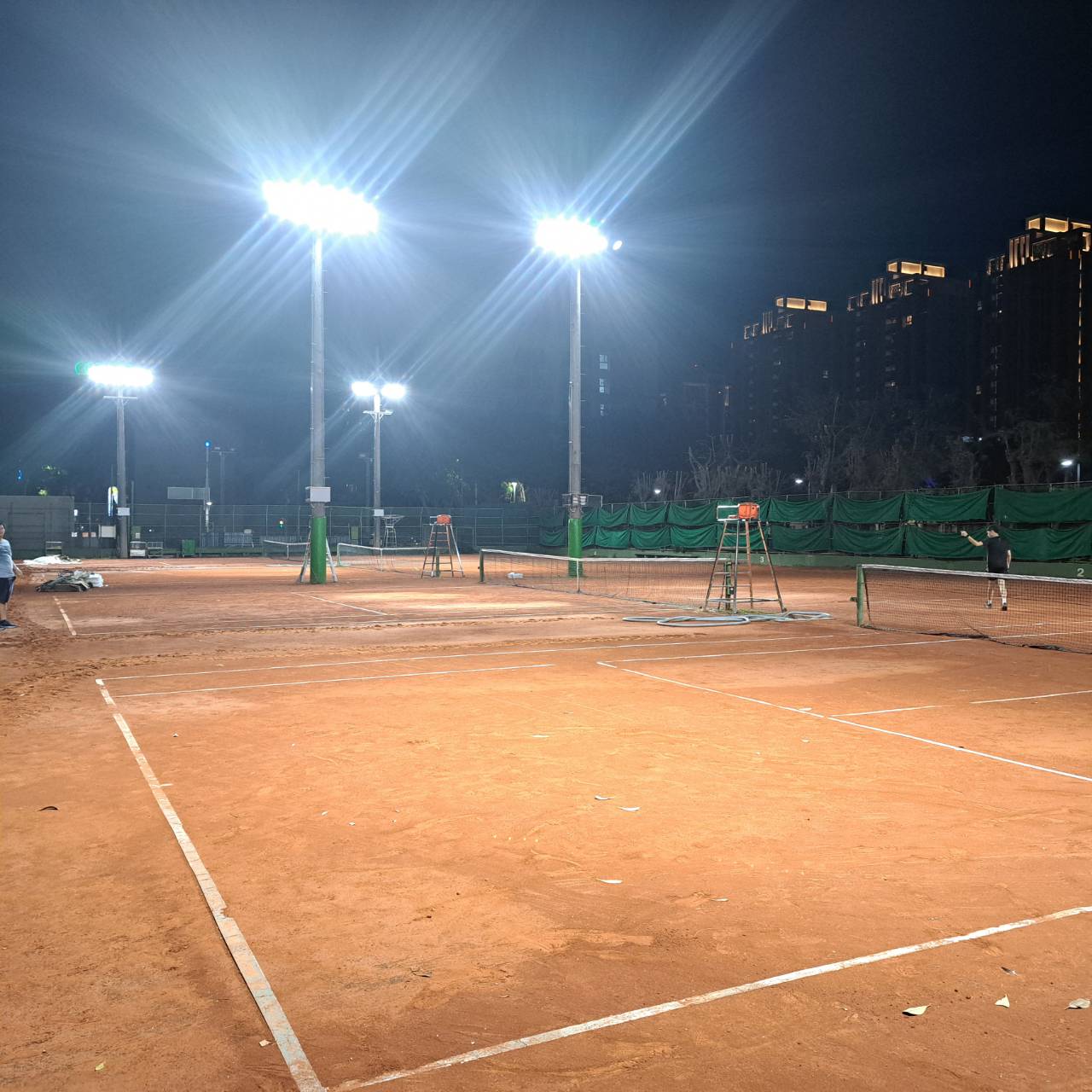 4座標準網球場，平均照度達到750LUX以上