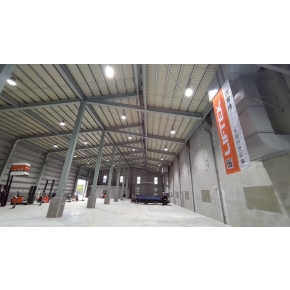 挑高10米,採用200W高天井燈,平均照度達到400 LM以上