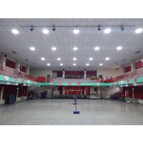 挑高8米,採用200W高天井燈,平均照度達到730LM以上